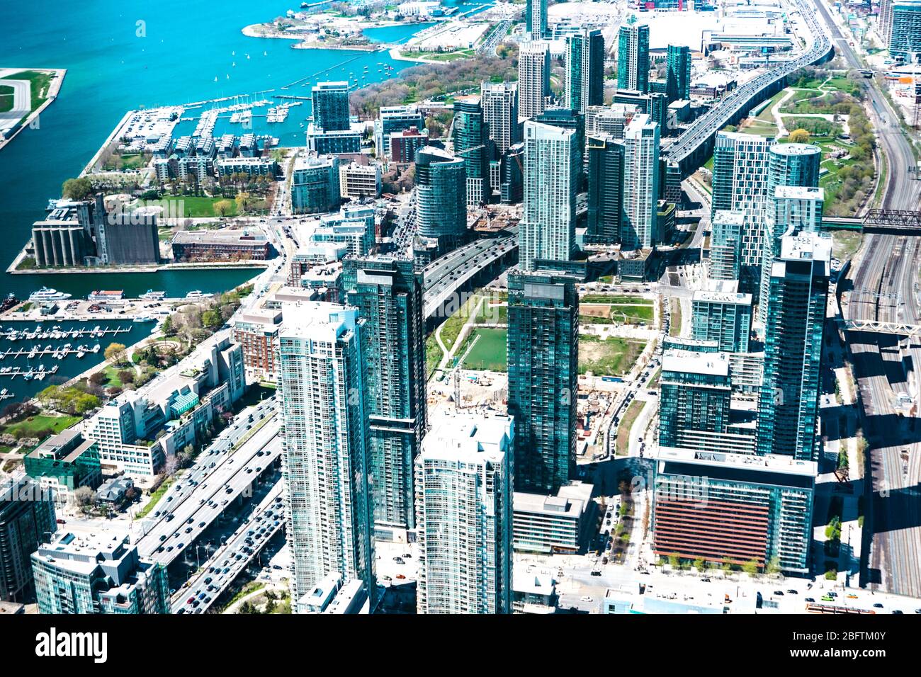 Vista aerea del centro di Toronto e del porto dalla CN Tower. Foto Stock