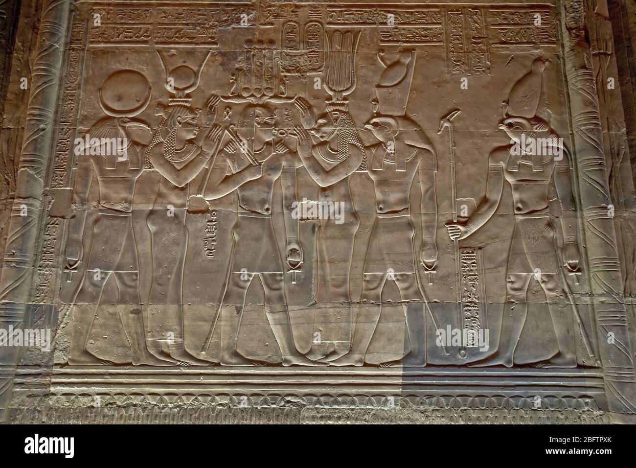 Sculture in rilievo Bas su un muro nel Tempio di Kom Ombo ad Aswan, nell'Alto Egitto. Foto Stock