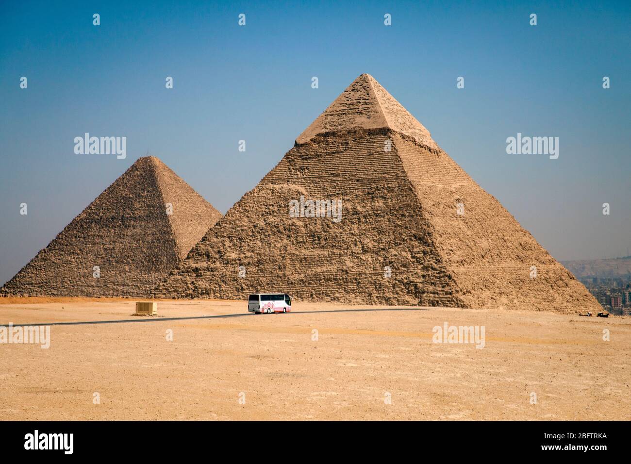 Un tour in autobus di fronte alle piramidi a Giza, Egitto Foto Stock