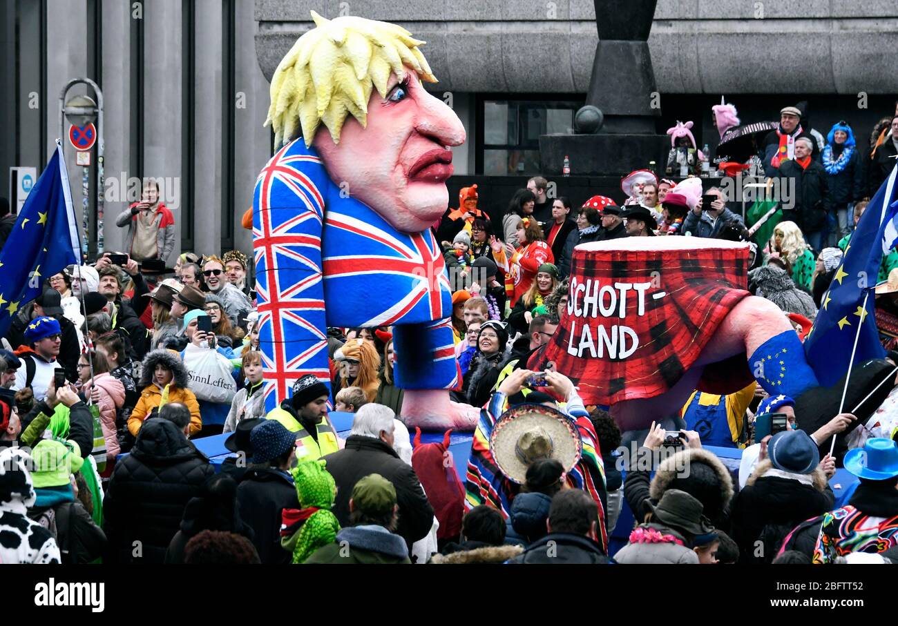 Processione del lunedì di Carnevale, auto a tema da Jaques Tilly alla Brexit, Boris Johnson e il suo problema con la Scozia, Duesseldorf, Germania Foto Stock
