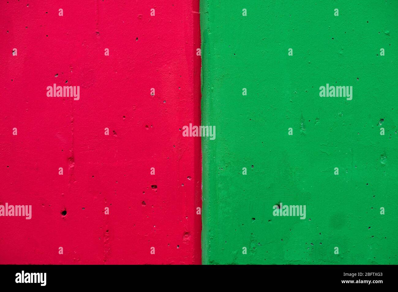 Bande colorate nei colori saturi principali: Verde e rosso, esempio di contrasto di colore, test di cecità dei colori. Foto Stock