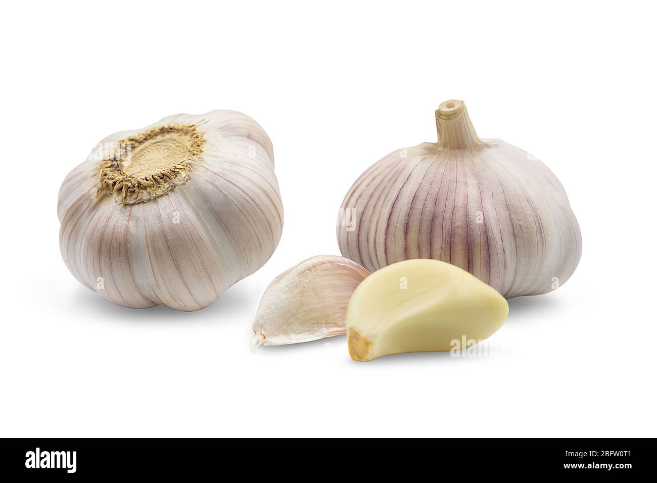 Aglio intero crudo biologico e sbucciato su fondo isolato bianco con percorso di taglio. L'aglio è un'erba aromatica popolare o spezie per la cucina e la cucina Foto Stock