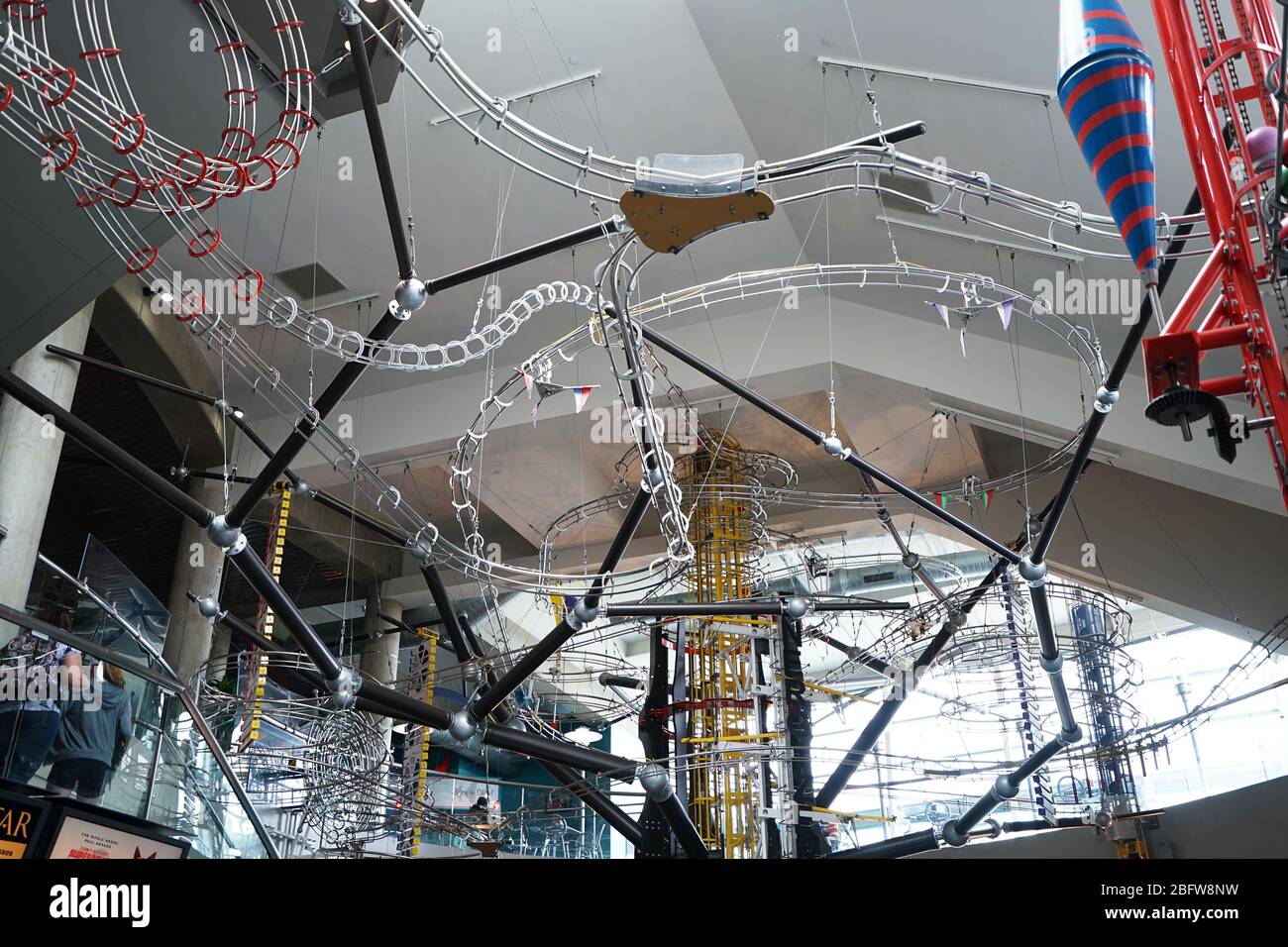 La decorazione del soffitto e il design degli interni del 'Saint Louis Science Center' combina sperimentazione, creatività e attività di gioco per scoprire la tecnologia Foto Stock