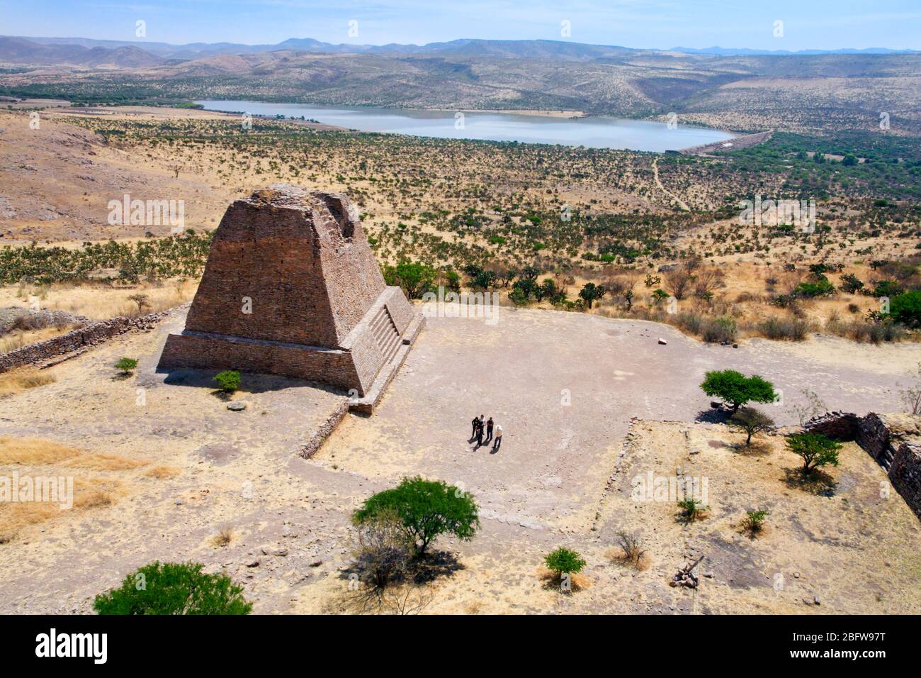 Una guida spiega la storia della piramide di Votif alle rovine di la Quemada a Zacatecas, Messico. Foto Stock