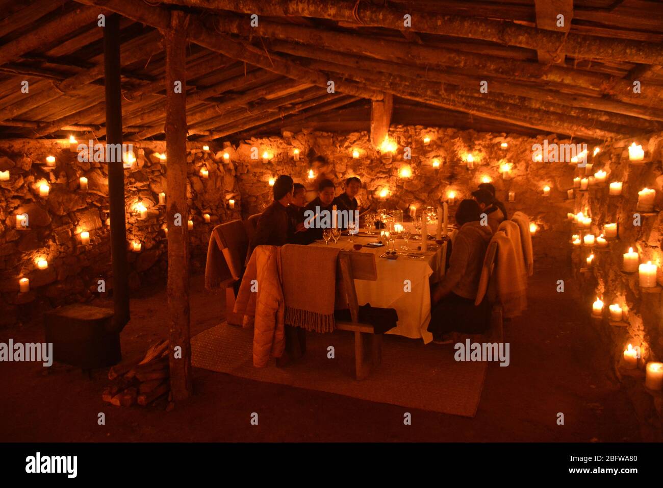 Una cena gourmet per gli ospiti di Aman Gangtey, in un caschetto di patate a lume di candela, Bhutan. Foto Stock