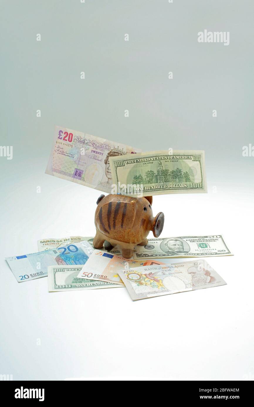 Piggy Bank con banconote di varie nazionalità con spazio per copie Foto Stock