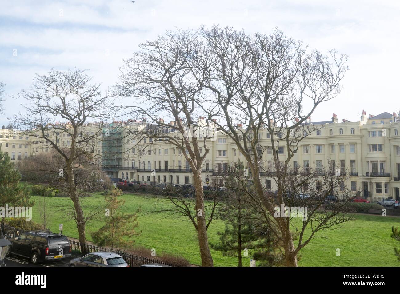 Brighton, Sussex, Regno Unito - 9 marzo 2020: Vista su appartamenti a schiera e macchine parcheggiate a Brunswick Square Foto Stock