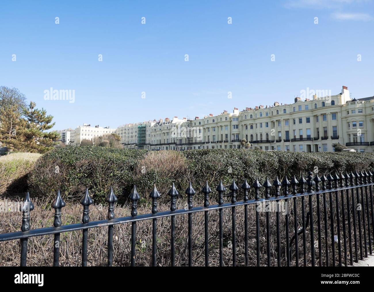 Brighton, Sussex, Regno Unito - 9 marzo 2020: Vista su Brunswick Square terrazzati appartamenti e giardini dell'epoca reggenza a Hove Foto Stock