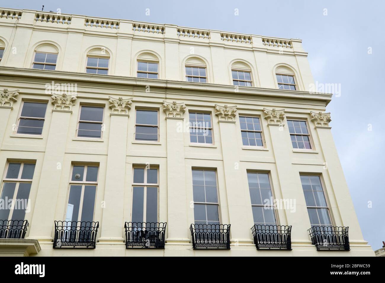 Brighton, Sussex, Regno Unito - 9 marzo 2020: Architettura reggenza di edificio con balconi esterni a Hove Foto Stock