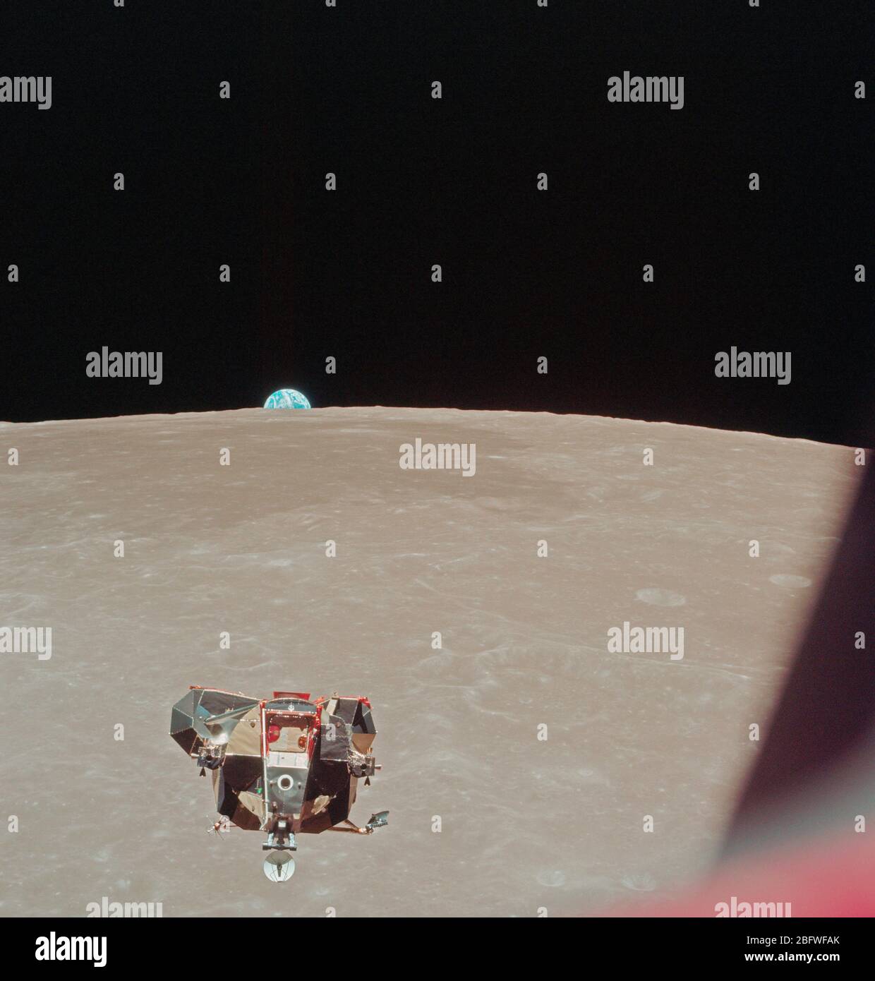 L'Apollo 11 Modulo Lunare (LM) di ascesa, con gli astronauti a Neil Armstrong e Edwin E. Aldrin Jr. onboard, è fotografato dal comando e moduli di servizi (CSM) in orbita lunare. Foto Stock