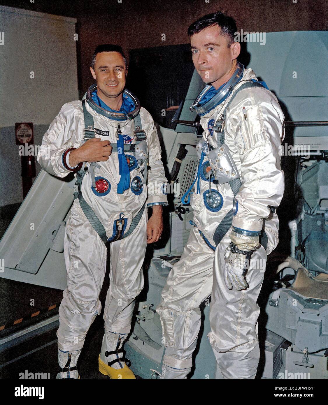Il Gemini-Titan 3 primo equipaggio, astronauti Virgil I. Grissom (sinistra), il comando pilota, e John W. Young, pilota, sono mostrate durante la simulazione di volo attività di test Foto Stock