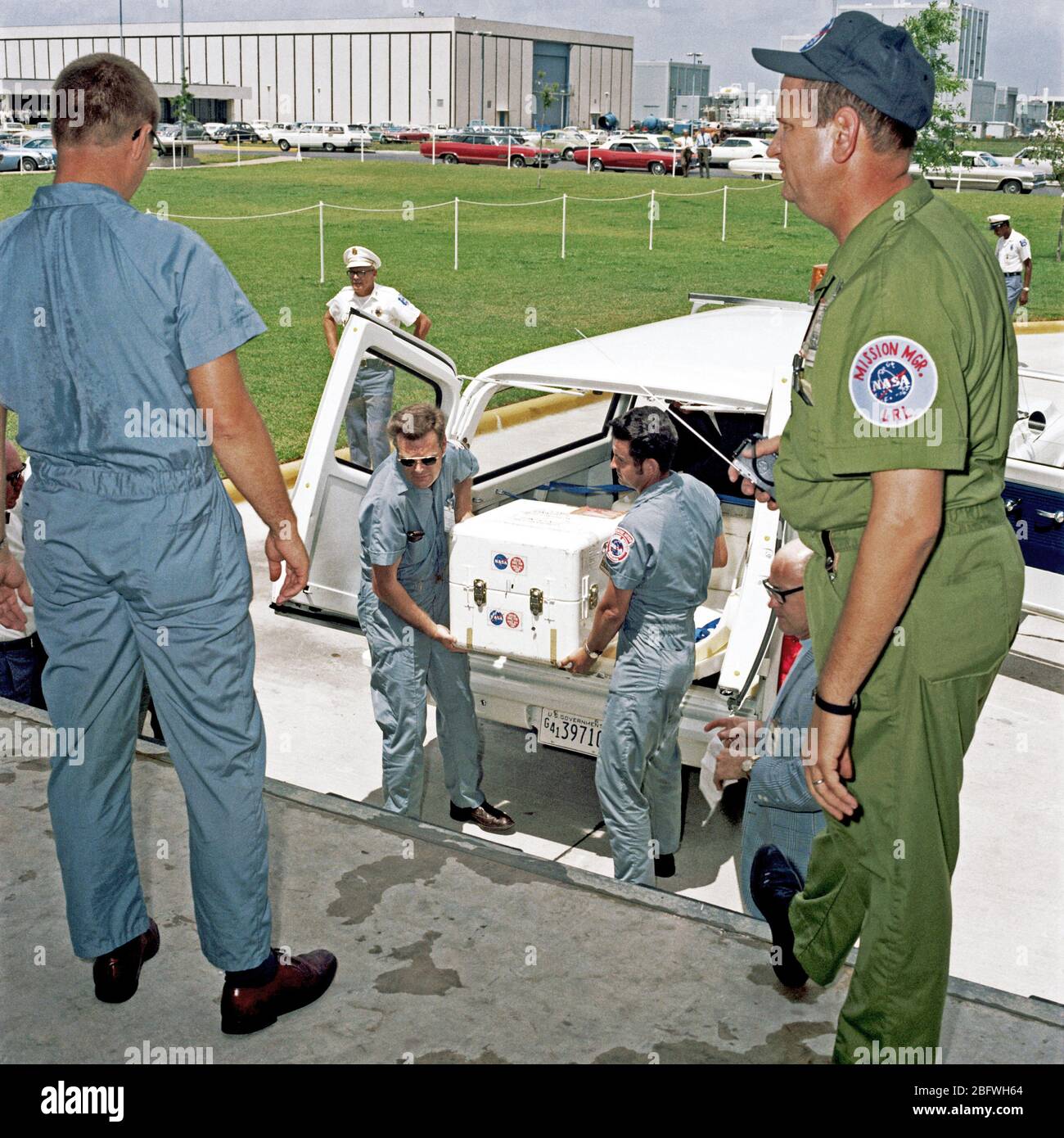 Il primo Apollo 11 sample return contenitore, con superficie lunare materiale interno, è scaricato al lunare Laboratorio di ricezione, edificio 37, presidiata centro di veicolo spaziale (MSC) Foto Stock