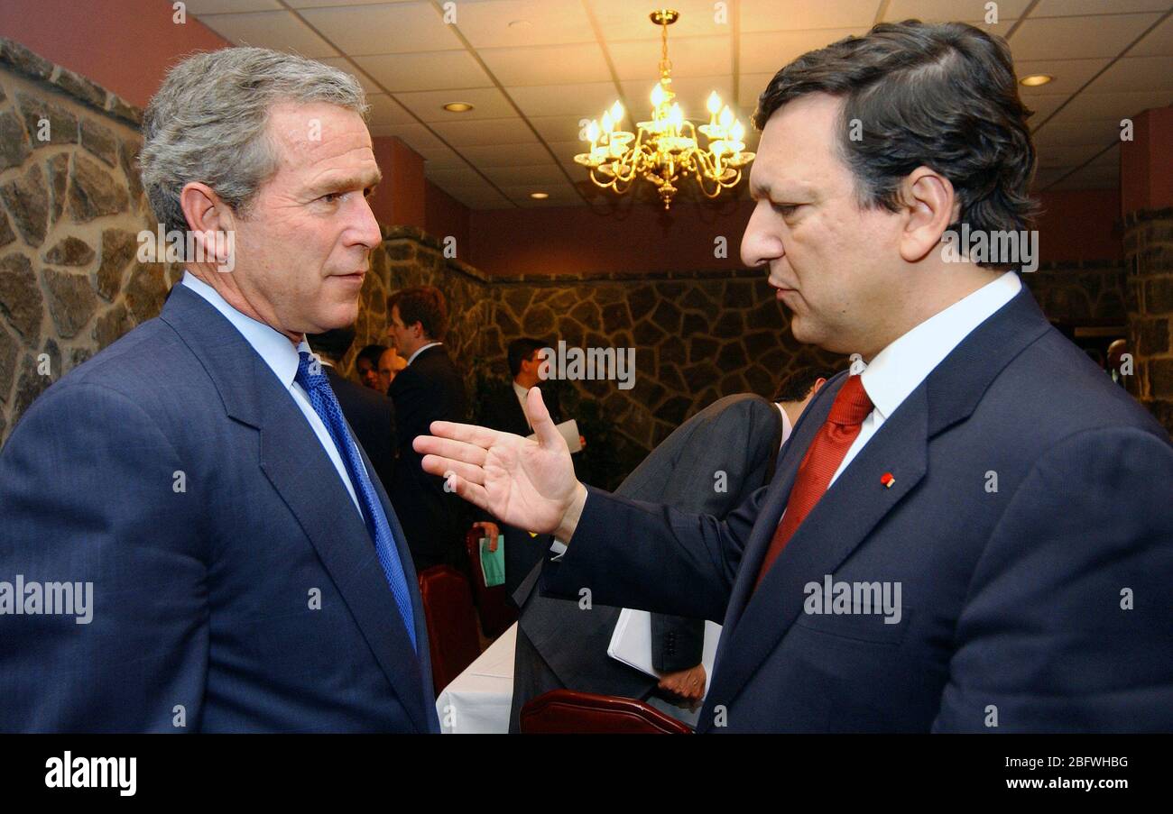 Il Presidente degli Stati Uniti George W. Bush (sinistra) parla con il portoghese Primo Ministro Durao Barroso, durante una giornata di vertice di emergenza incontro per discutere le possibilità di una guerra in Iraq svoltasi a Lajes Field, Azzorre. Foto Stock