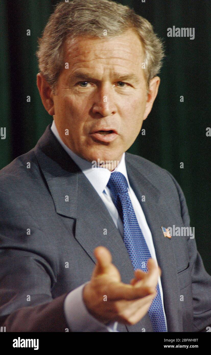 Il Presidente degli Stati Uniti George W Bush nella foto durante una giornata di vertice di emergenza incontro per discutere le possibilità di una guerra in Iraq svoltasi a Lajes Field, Azzorre. Foto Stock