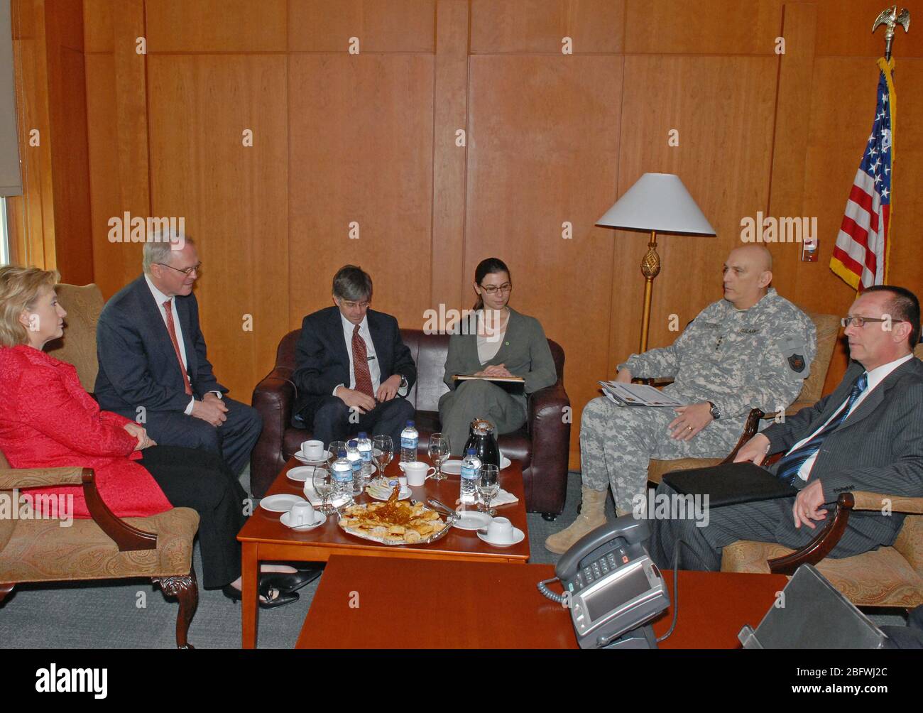 Stati Uniti Il segretario di Stato Hillary Rodham Clinton è salutato dal neo arrivato U.S. Ambasciatore in Iraq Christopher R. Hill, Vice Segretario James Steinberg, comandante generale, forza multinazionale-Iraq Comandante Generale Raymond T. odierno, E DEGLI STATI UNITI Ambasciatore in Libano Jeffrey Feltman. Foto Stock