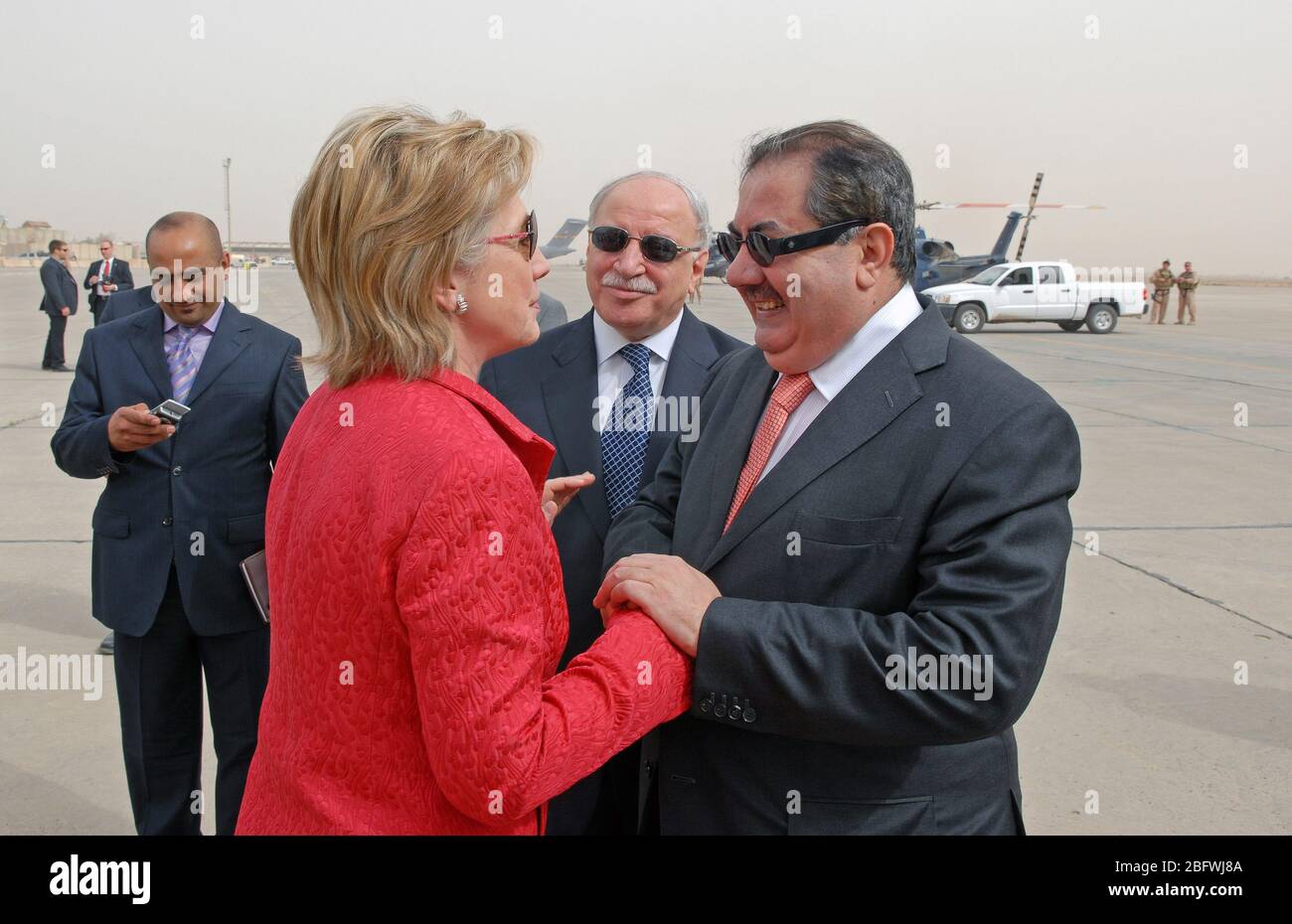 Al suo arrivo a Baghdad, Iraq il 25 aprile 2009, U.S. Il segretario di Stato Hillary Rodham Clinton è accolto dall'Iraq il ministro degli Affari esteri iracheno Hoshyar Zebari. Foto Stock