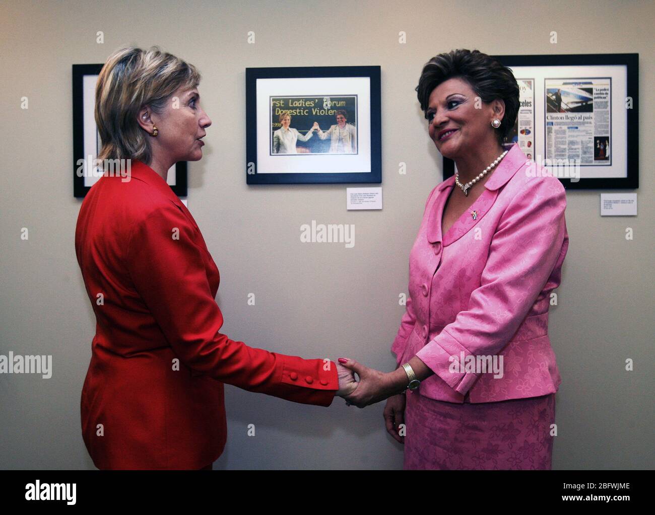2009 - STATI UNITI Il segretario di Stato Hillary Rodham Clinton ed ex vescovo salvadoregno prima signora Elisabetta de Calderon Sol Foto Stock