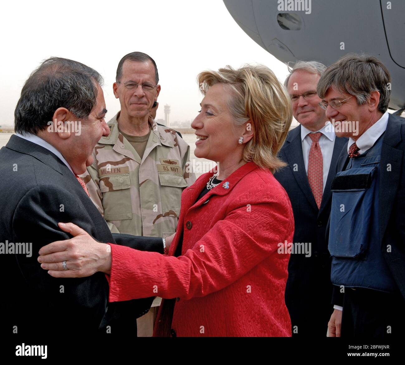 Al suo arrivo a Baghdad, Iraq il 25 aprile 2009, U.S. Il segretario di Stato Hillary Rodham Clinton è salutato dal neo arrivato U.S. Ambasciatore in Iraq Christopher R. Hill, Presidente del Comune di capi di Stato Maggiore Ammiraglio Michael Mullen, e l'Iraq il ministro degli Affari esteri iracheno Hoshyar Zebari. Vice Segretario James Steinberg (all'estrema destra) guarda a. Foto Stock