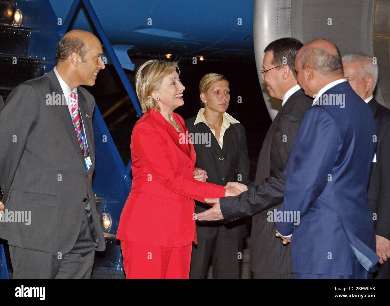 2009 - STATI UNITI Il segretario di Stato Hillary Rodham Clinton è accolto da San Pedro Sula grandi Rodolfo Padilla Sunseri al suo arrivo a Armando Escalon Airbase in San Pedro Sula in Honduras Foto Stock