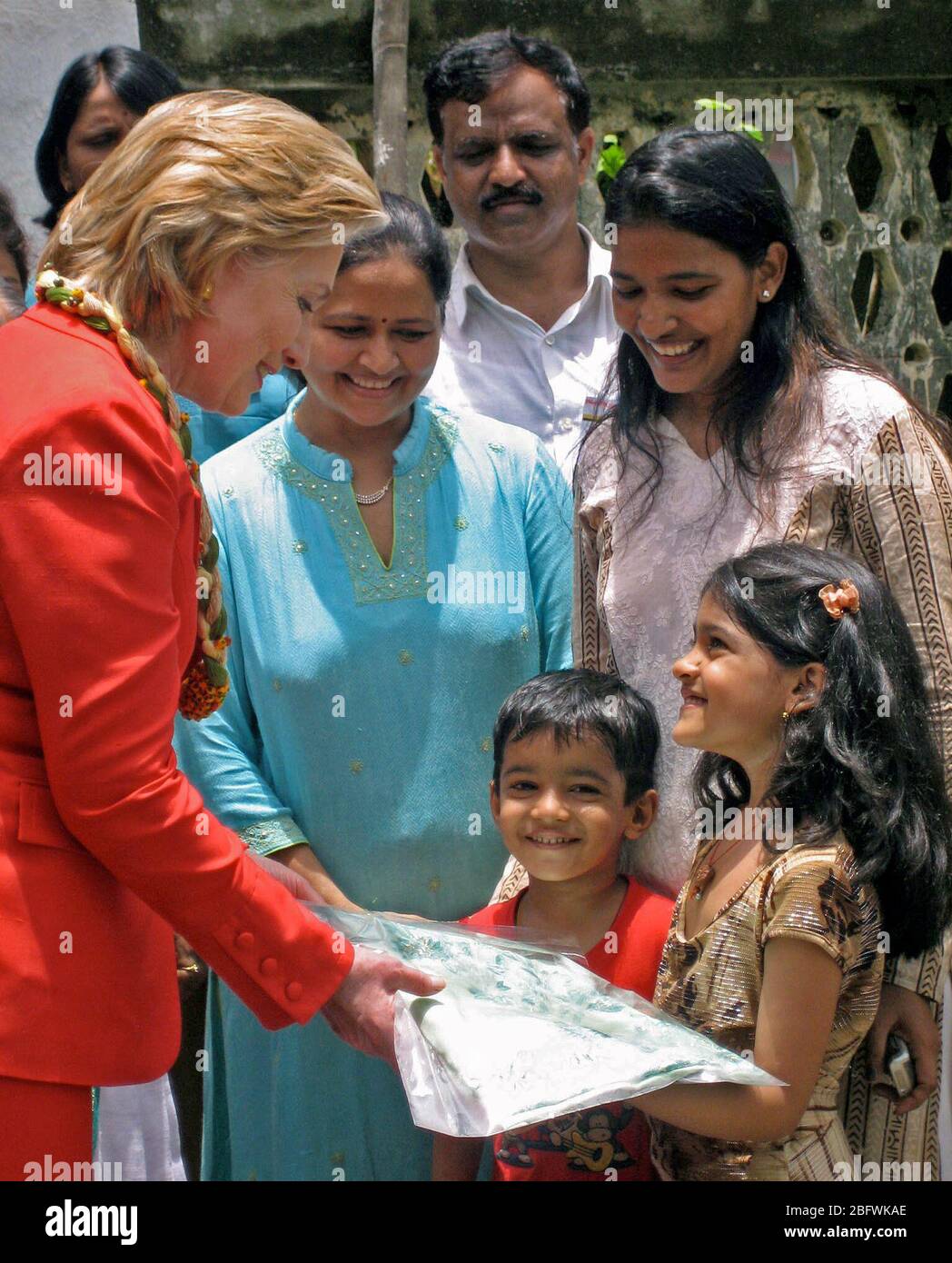 2009 - Sonal Mehta e 2 bambini presenti un omaggio (decorativi scialle indiano) NEGLI STATI UNITI. Il segretario di Stato Hillary Rodham Clinton a Mumbai Foto Stock