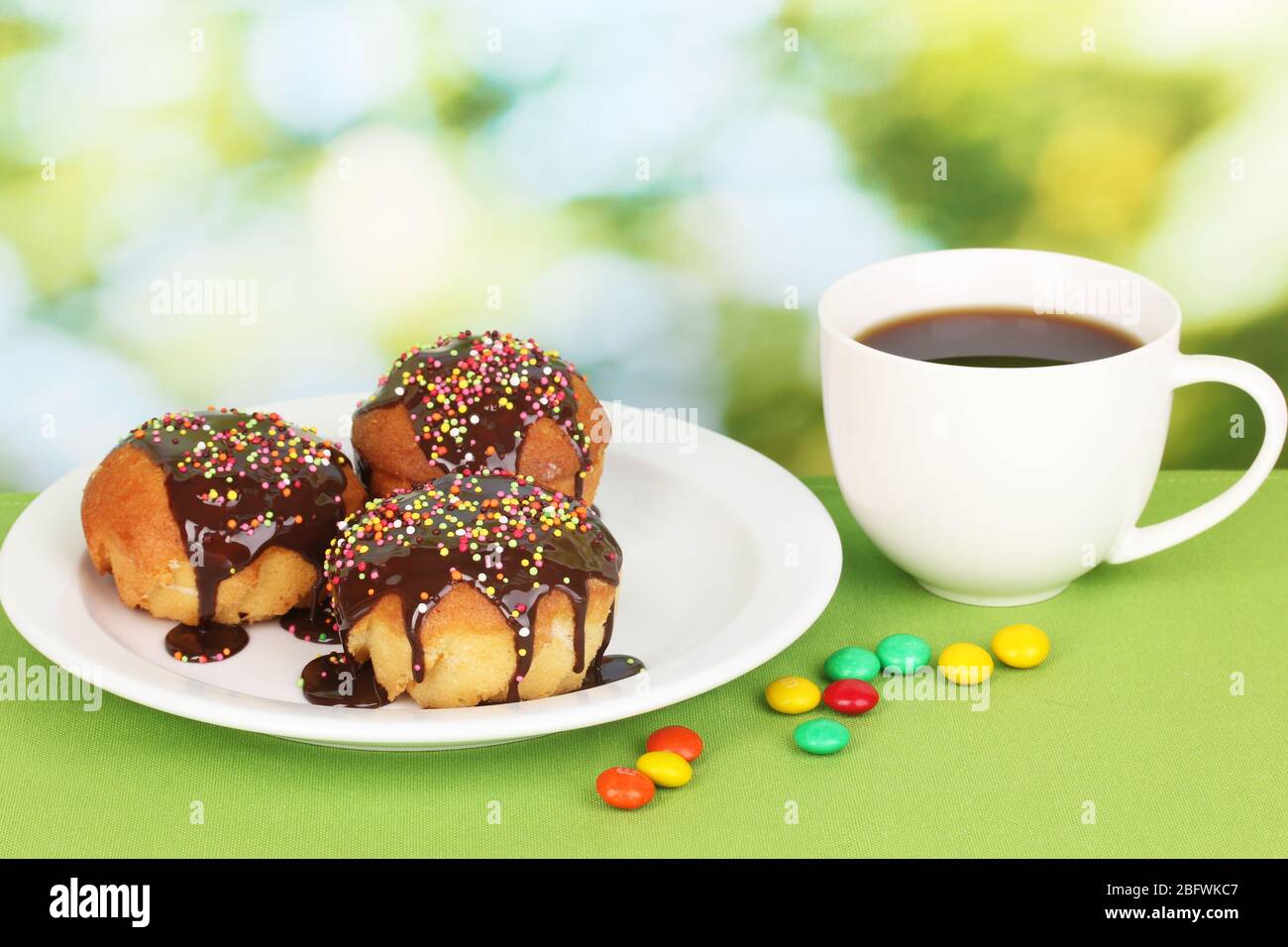 Appetitosi cupcake con cioccolato su sfondo naturale Foto Stock