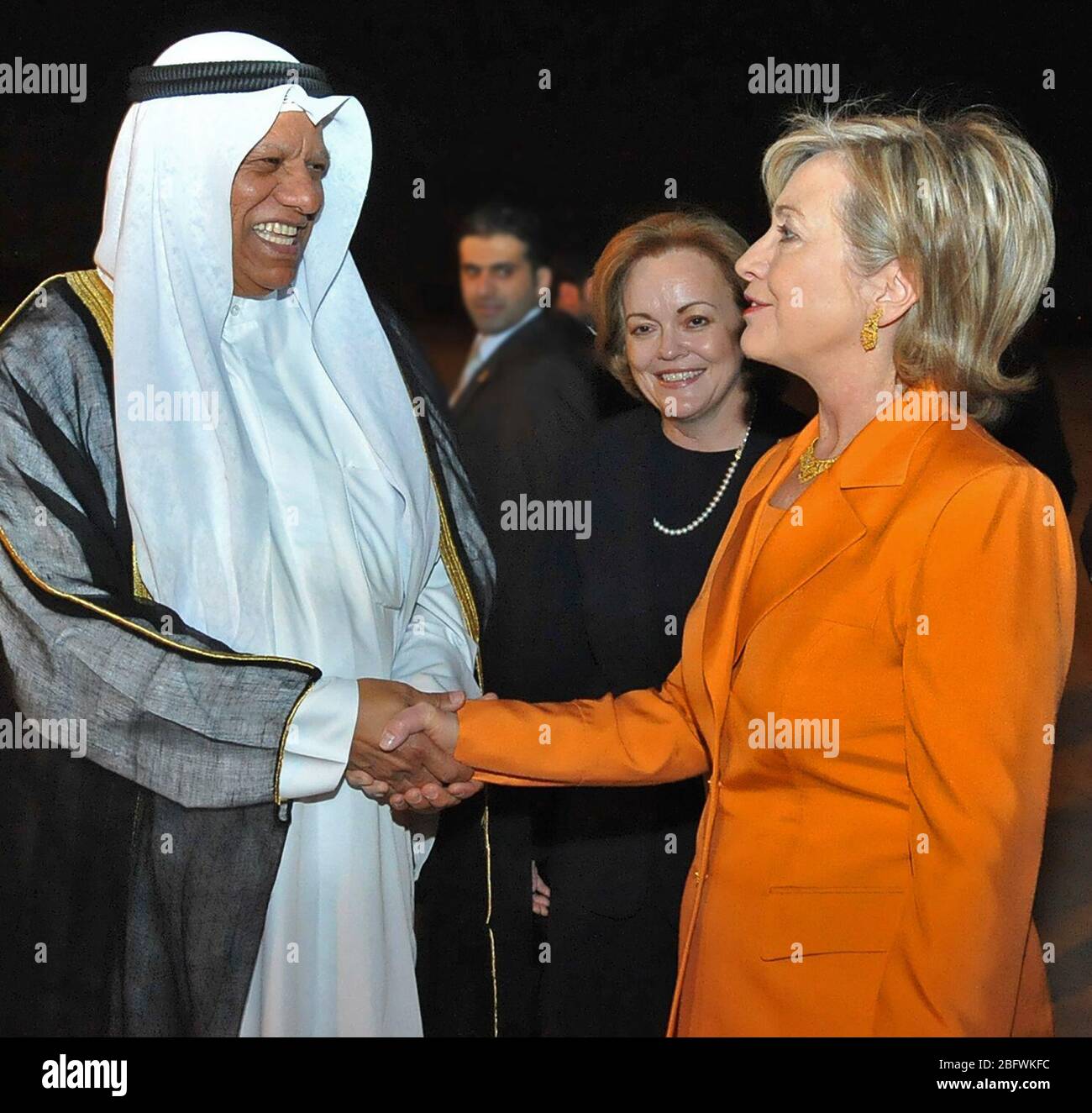 Il Segretario di Stato americano Hillary Rodham Clinton arriva in Kuwait per un benvenuto dall'Ambasciatore degli Stati Uniti a Kuwait Deborah K. Jones (a destra) e dal Ministro degli Affari Esteri Kuwait, Ambasciatore Ali al-Sammak Foto Stock
