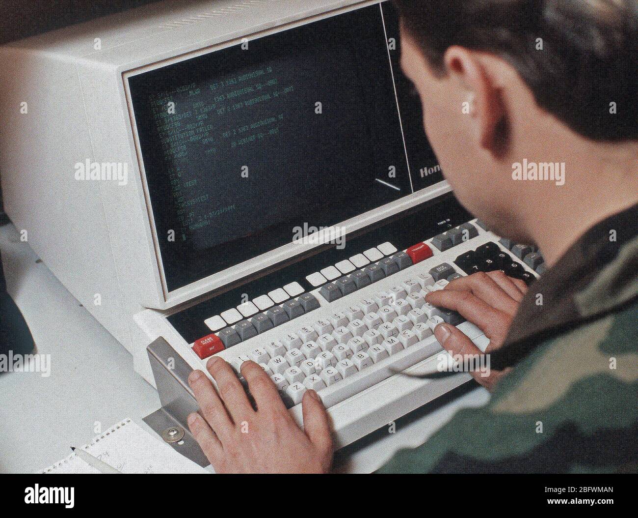 Un aviatore comanda un terminale di computer all'interno del personale mobile ditta van durante l'esercizio dello spirito di squadra '85. Foto Stock
