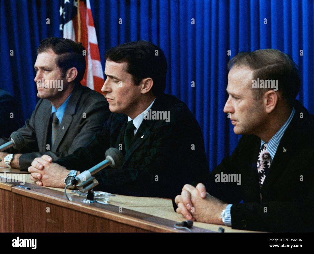 (Dicembre 1972) --- i tre membri del primo equipaggio del terzo dei tre pianificato presidiati Skylab missioni (Skylab 4) compaiono prima di una raccolta di notizie i rappresentanti dei media in occasione di una conferenza stampa tenutasi presso il veicolo spaziale con equipaggio centro. Essi sono, da sinistra a destra, astronauta William R. Pogue, pilota; scienziato-astronauta Edward G. Gibson, scienza pilota e astronauta Gerald P. Carr, commander. Foto Stock