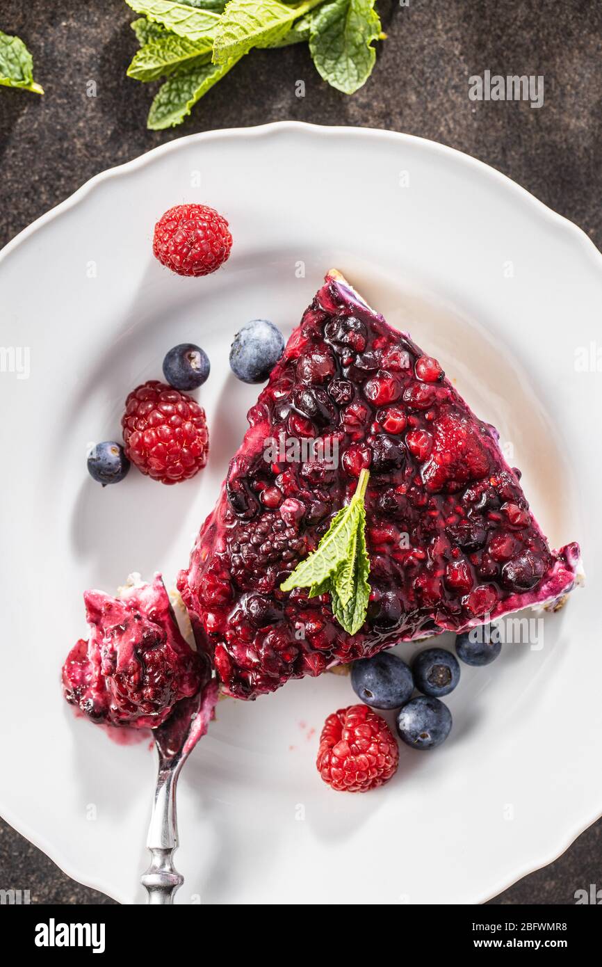 Dolce torta di frutti di bosco. Torta con mirtilli e lamponi sul piatto. Vista dall'alto. Foto Stock
