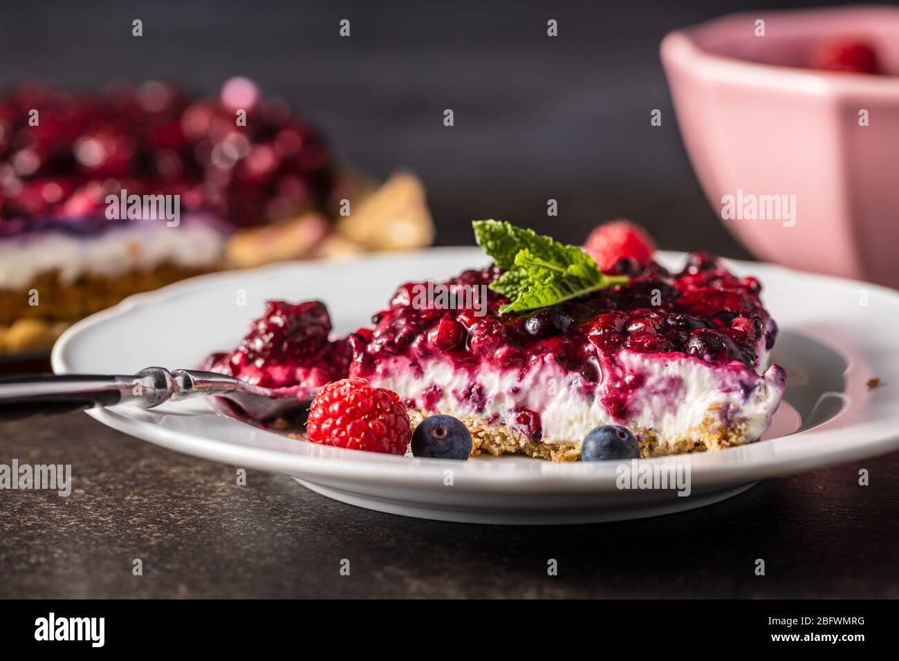 Dolce torta di frutti di bosco. Torta con mirtilli e lamponi sul piatto. Foto Stock