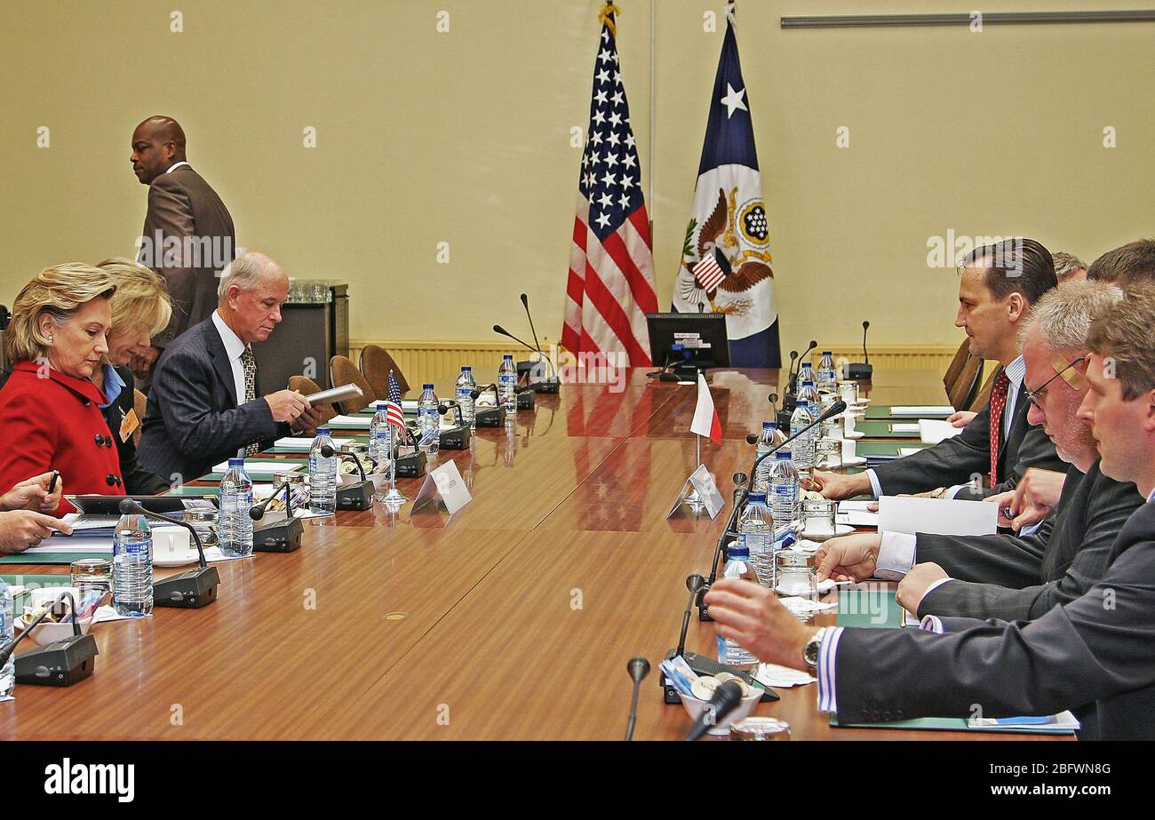 Stati Uniti Il segretario di Stato Hillary Rodham Clinton tiene un incontro bilaterale con il polacco il Ministro degli Esteri Radoslaw Sikorski a Bruxelles Foto Stock