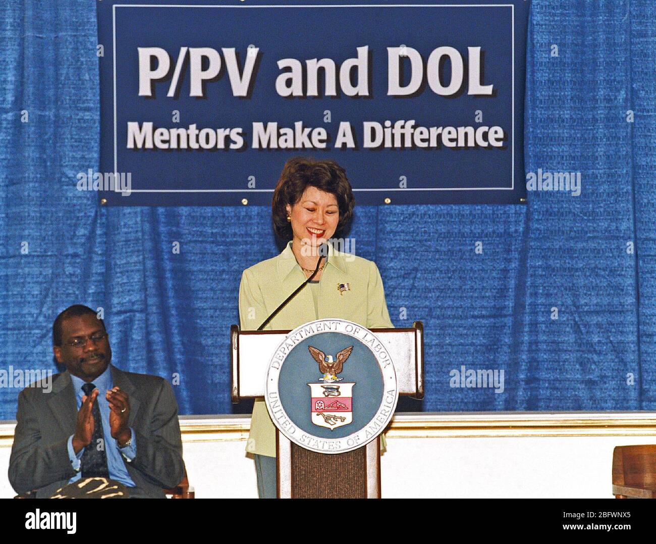 2002 - Il Segretario Elaine Chao visiti il tabernacolo del sud-est della chiesa battista Southeat in Washington, DC per il pubblico / privato Ventures Mentoring evento Foto Stock