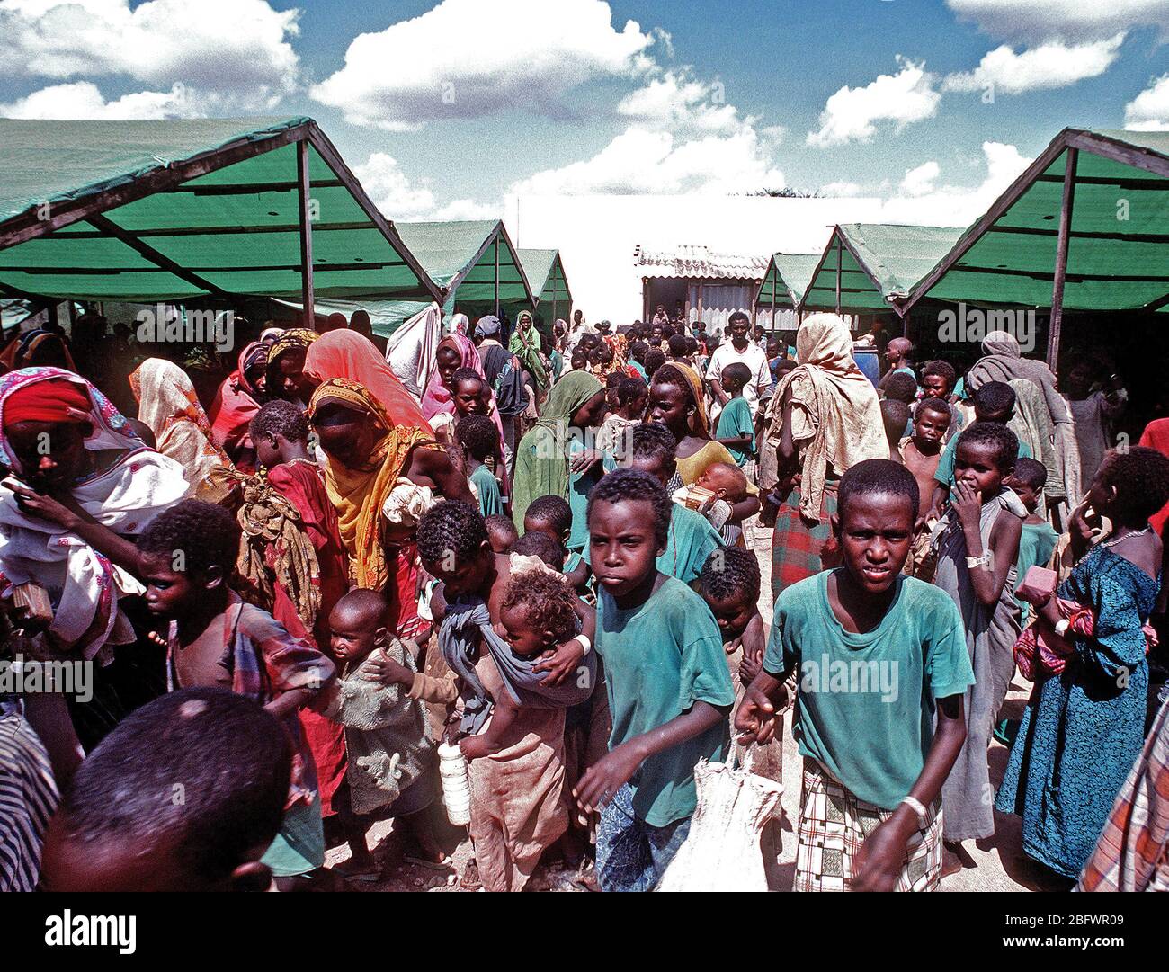 1993 - somali a raccogliere la preoccupazione del centro di alimentazione durante la multinazionale soccorsi RESTORE HOPE. Il centro è gestito dagli irlandesi in rilievo la preoccupazione dell'organizzazione. Foto Stock