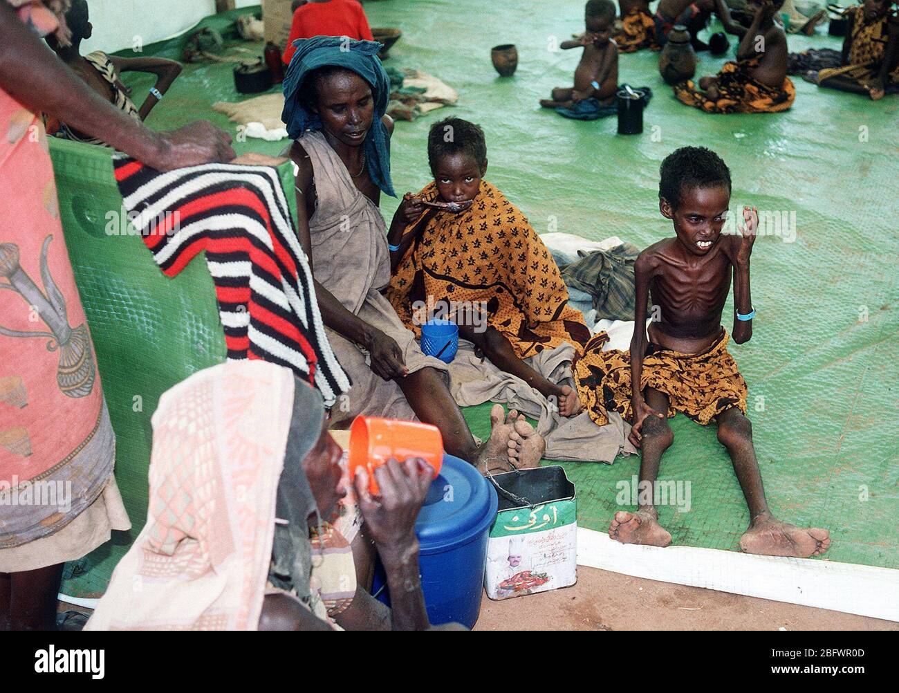 Rifugiati somali sono alimentati ad una stazione di aiuti istituito durante il funzionamento ridare speranza i soccorsi. Foto Stock