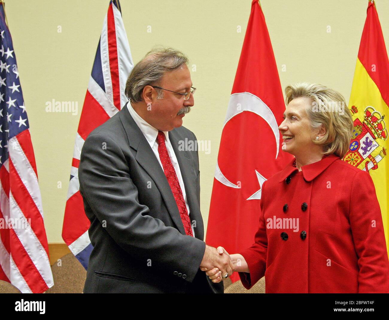 2009 - STATI UNITI Il segretario di Stato Hillary Rodham Clinton partecipa a un incontro bilaterale con il Ministro degli esteri spagnolo Miguel Angel Moratinos a Bruxelles Foto Stock