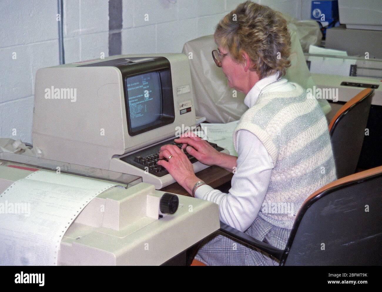 1989 - lavoratore di sesso femminile che utilizzando un computer presso il Comune di Visual informazioni agenzia Foto Stock