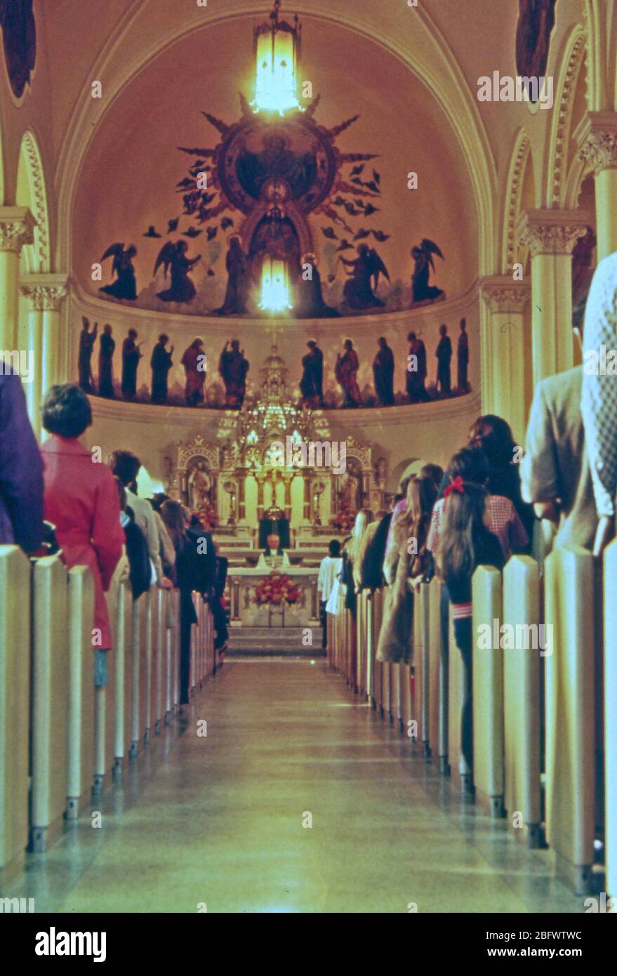 La religione svolge un ruolo importante nella vita dei nuovi residenti dell Ulma, cattolici e luterani ca. 1975 Foto Stock