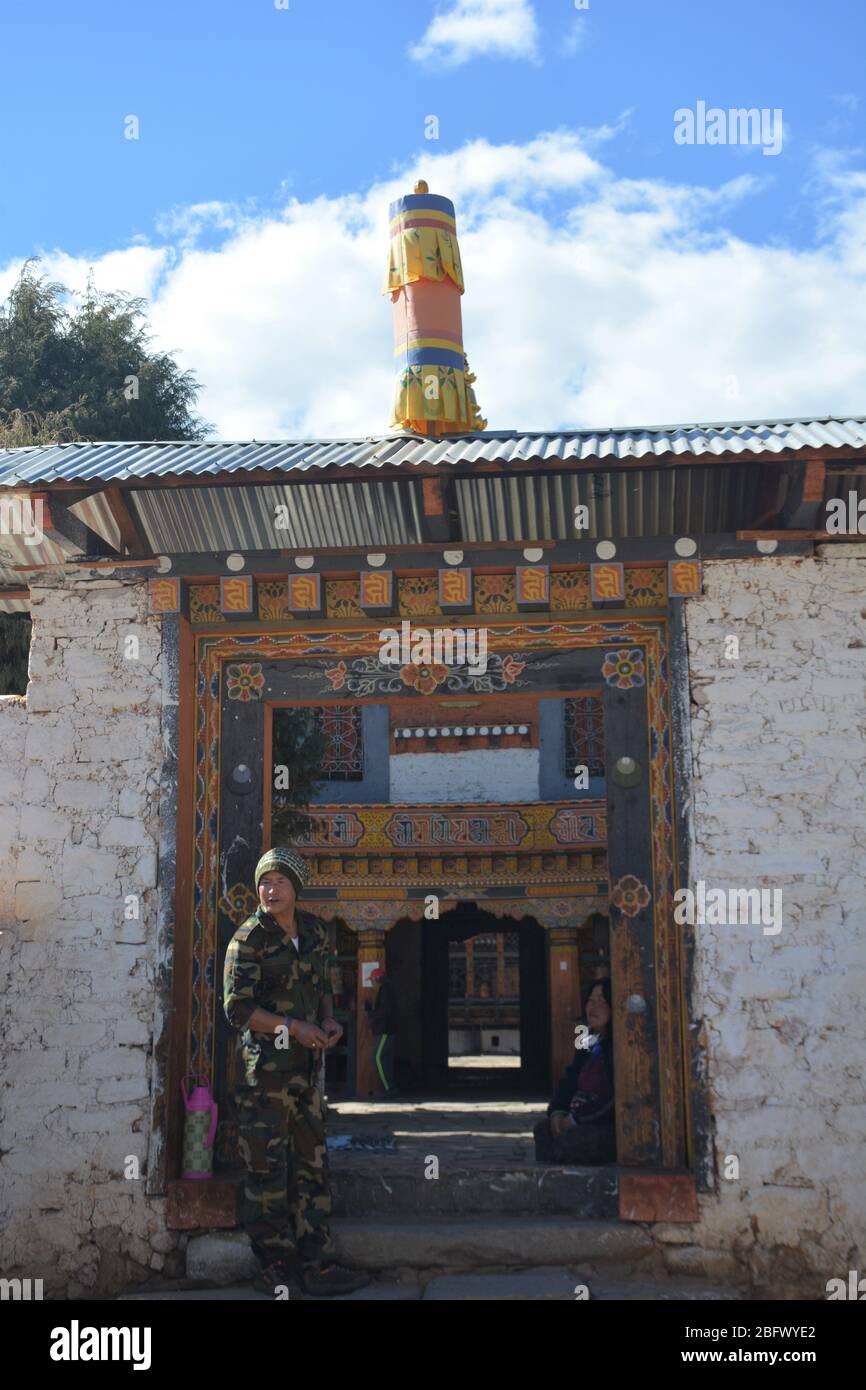 L'ingresso al più antico monastero del Bhutan, Jambey Lhakhang a Bumthang, che si pensa risalga all'anno 659. Foto Stock