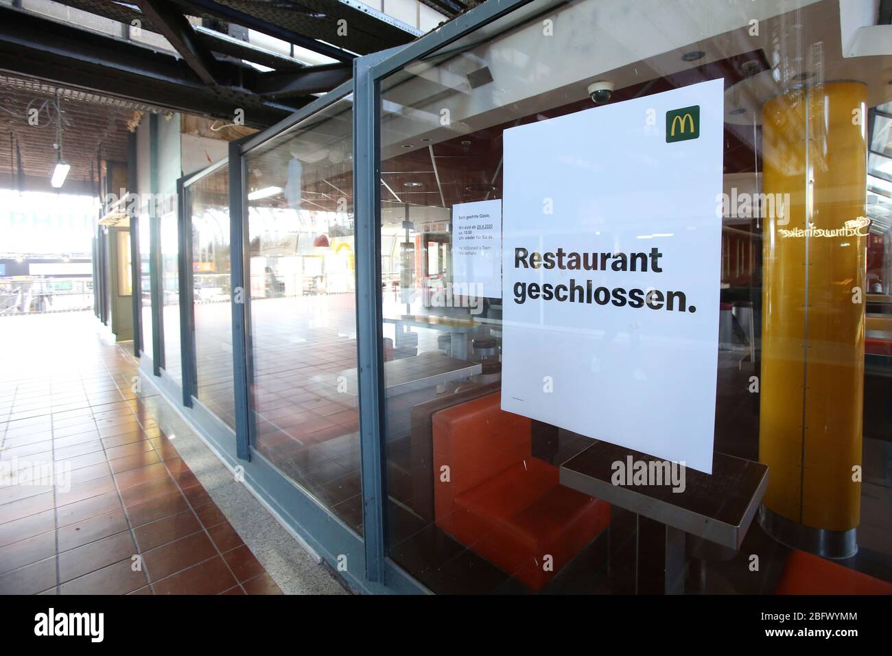 Amburgo, Germania. 18 Aprile 2020. 'Ristorante chiuso' è scritto su un cartello presso una filiale della compagnia americana di fast food McDonald's nella stazione principale di Amburgo. Credit: Bodo Marks/dpa/Alamy Live News Foto Stock