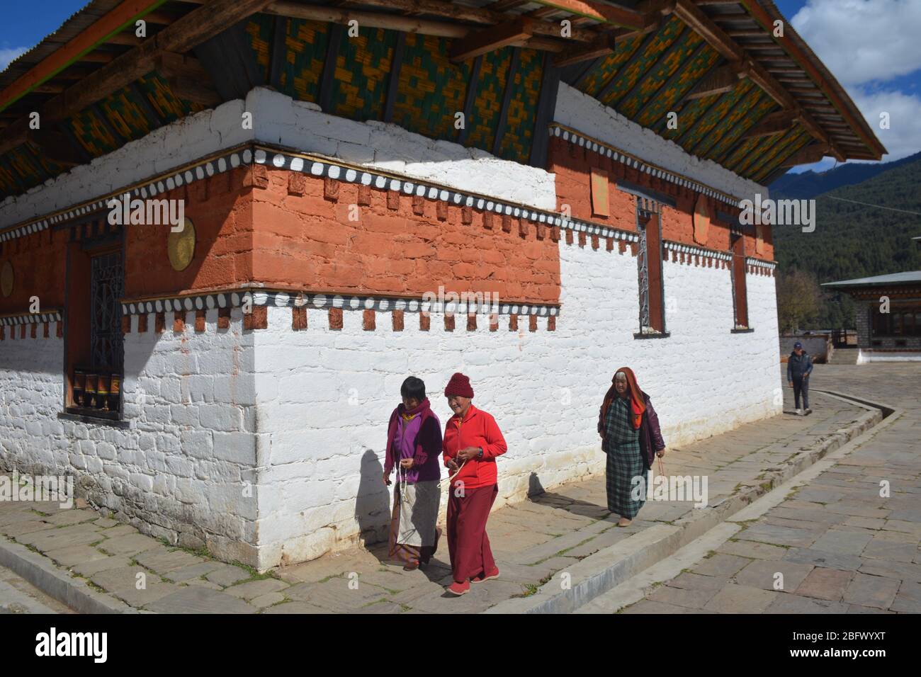 La popolazione locale frequenta il più antico monastero del Bhutan, Jambey Lhakhang a Bumthang, che si pensa risalga all'anno 659. Foto Stock