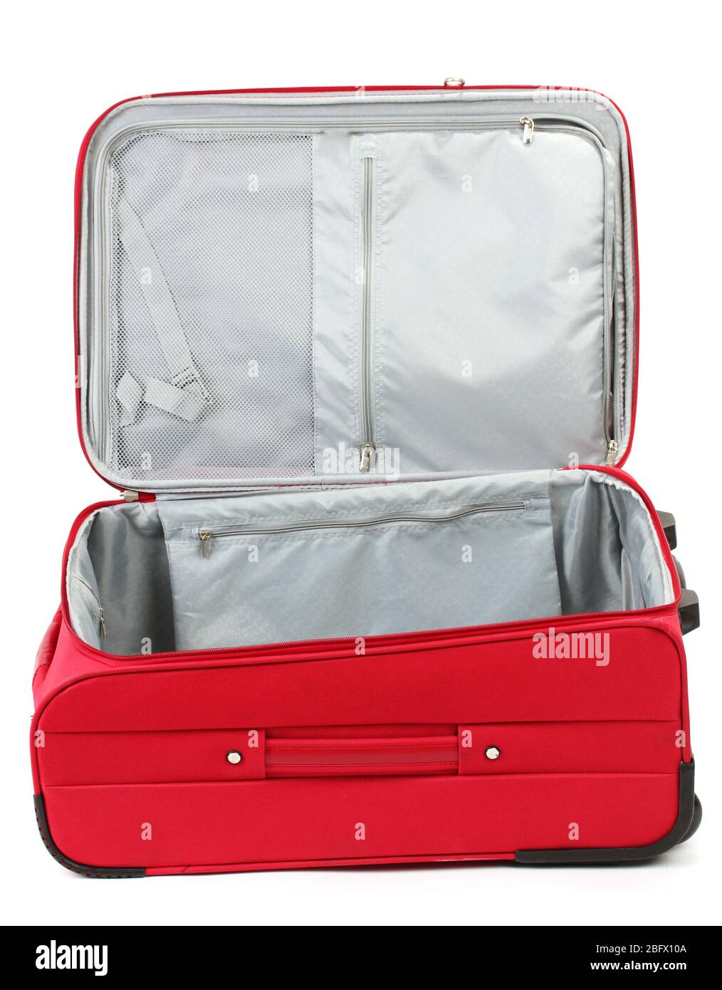 Valigia rossa vuota aperta isolata su bianco Foto stock - Alamy