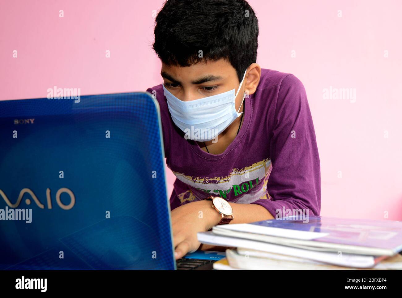 Studente che studia online a casa a causa della pandemia del virus Corona Foto Stock