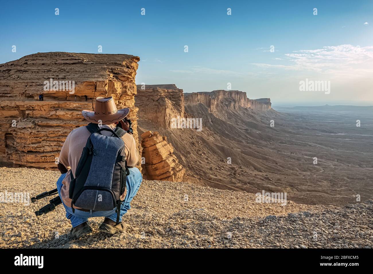Un fotografo di avventura a Edge of the World, un punto di riferimento naturale e popolare destinazione turistica vicino Riyadh -Arabia Saudita. Foto Stock