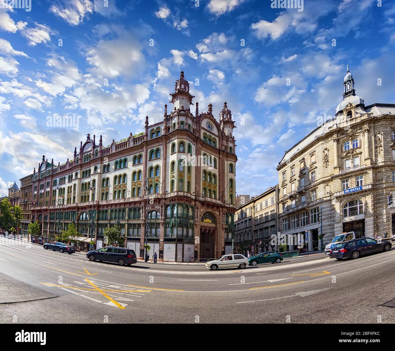 Facciata della famosa Brudern House, costruita tra il 1902-12. Dopo 4 anni di ristrutturazione, decora nuovamente il centro di Budapest, Ungheria. Foto Stock