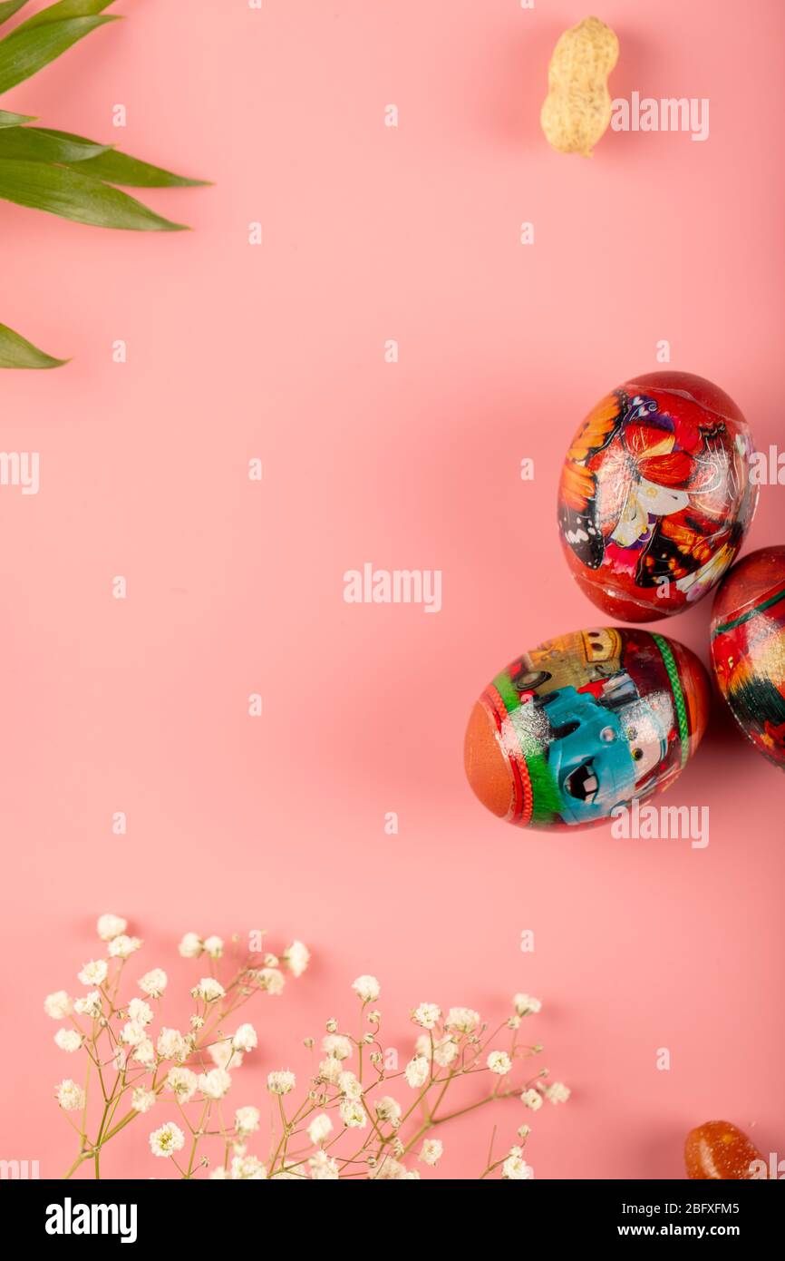 Tradizionale Novruz e Pasqua vacanze decorate uova su sfondo rosa Foto Stock