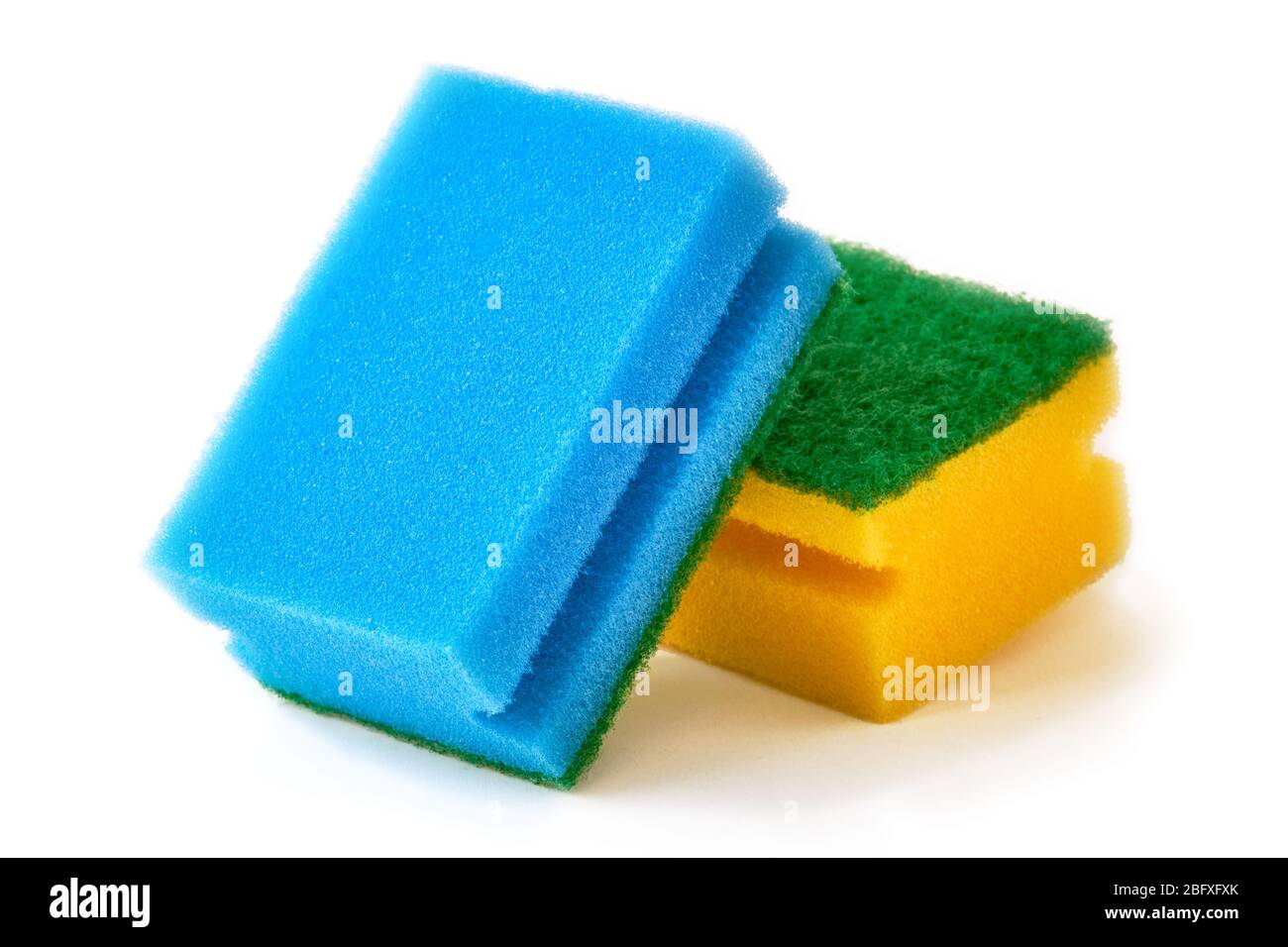 Spugne blu e gialle isolate su bianco. Foto Stock