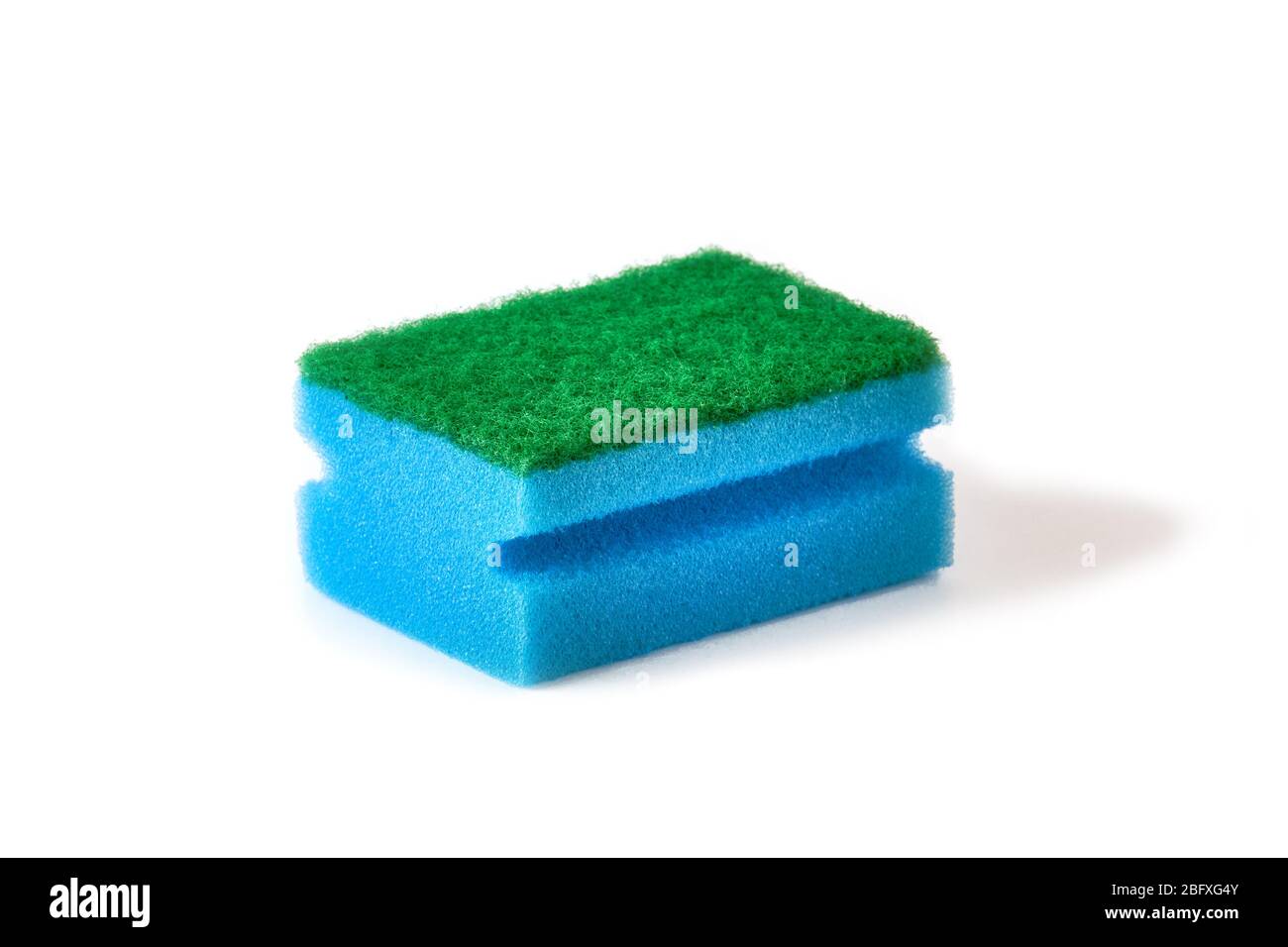 spugna per lavaggio piatti blu isolata su bianco. Foto Stock