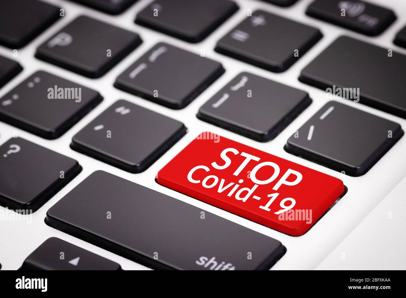Concetto Stop covid-19. Tastiera rossa con stop testo covid-19, campagna di sensibilizzazione sui social media per la prevenzione del coronavirus durante l'epid covid-19 Foto Stock