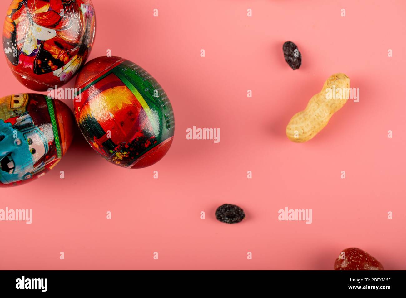 Tradizionale Novruz e Pasqua vacanze decorate uova isolato su rosa Foto Stock