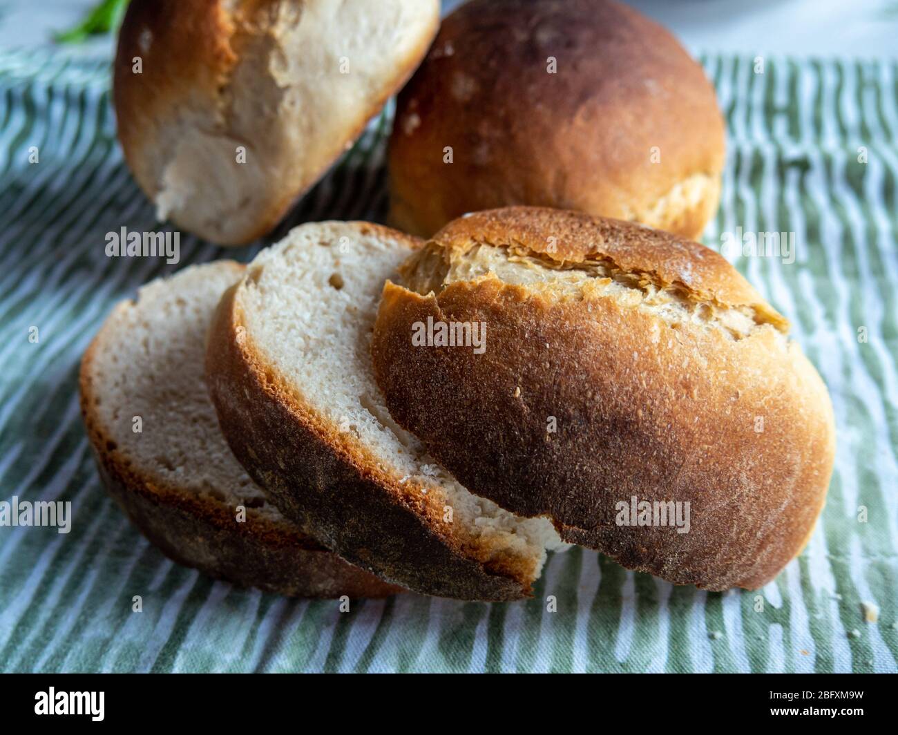 Pane appena sfornato a fette sul tavolo. Foto Stock